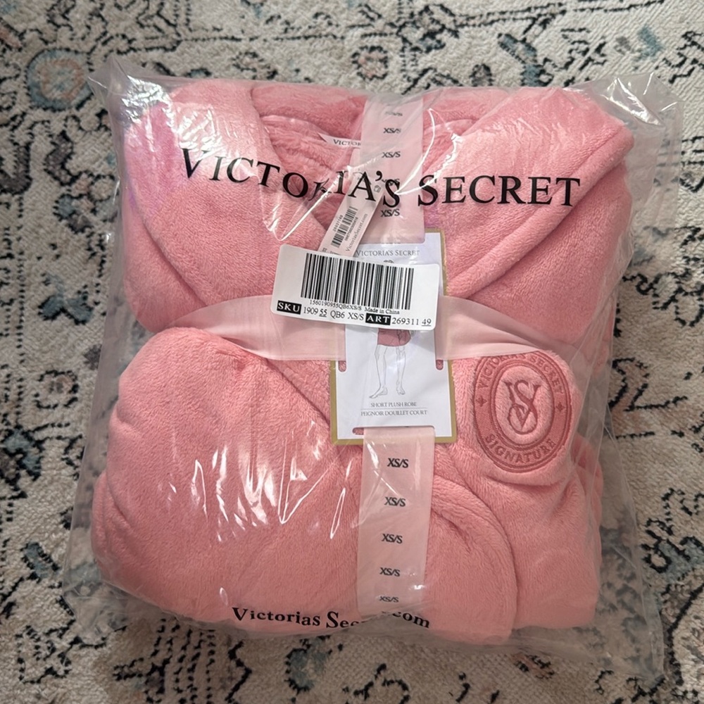 VICTORIA'S SECRET
Short Cozy Robe